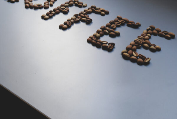 Kaffebønner formet som ord på bord