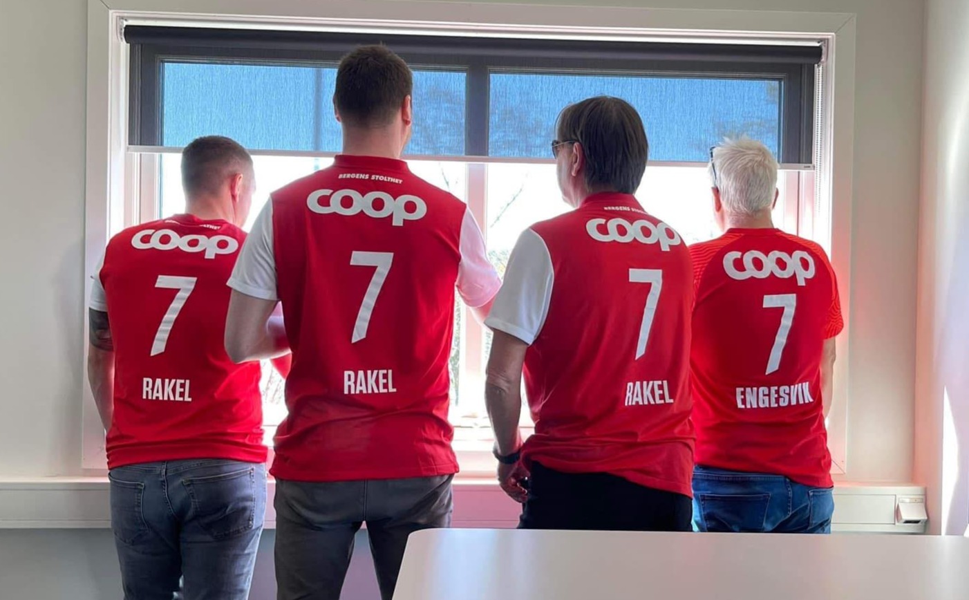 Polardrikk-ansatte i SK Brann Kvinner-drakter som viser støtte til kvinnefotball