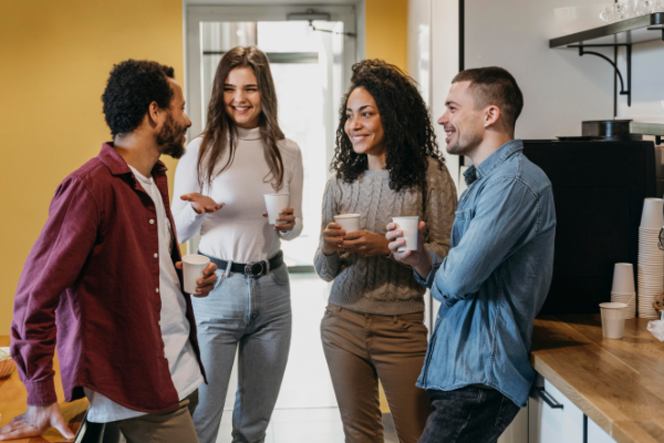 Mennesker drikker kaffe på jobb