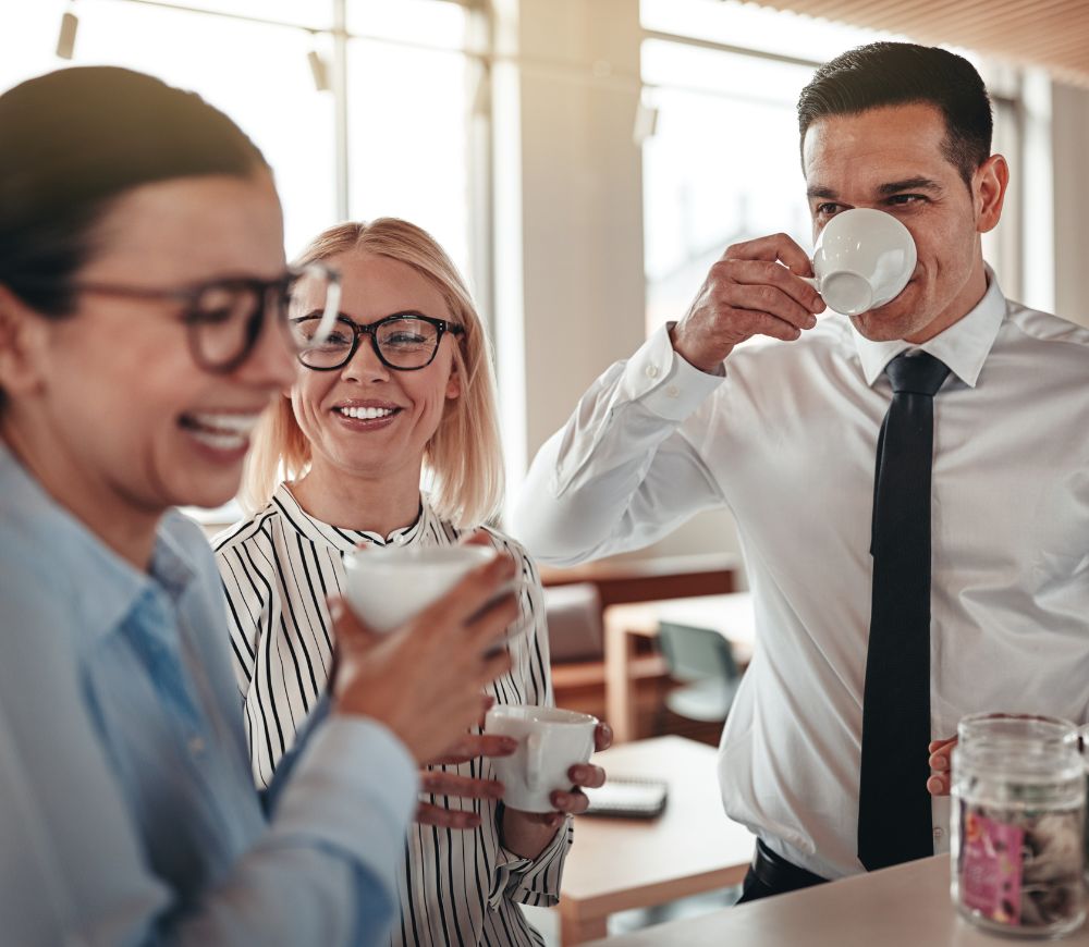 Kaffepause mellom tre ansatte