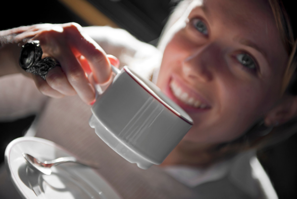 Kaffedrikkende dame på jobb