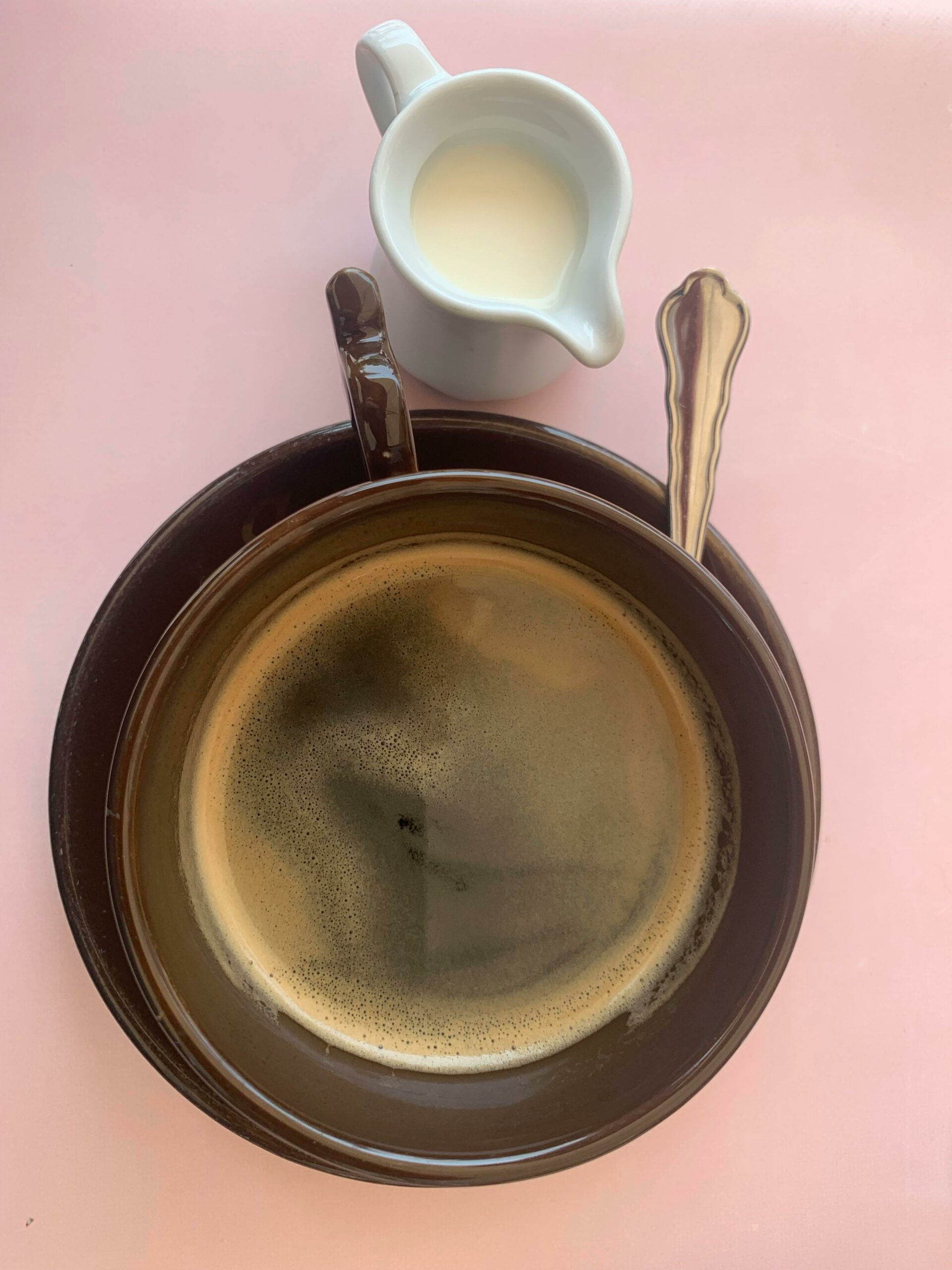 Amercan og melk i kopp og mugge