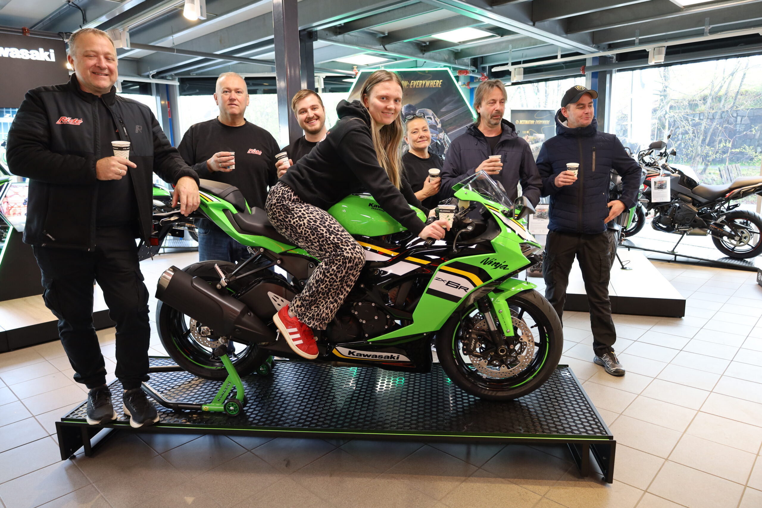 Ride Bergen Mc ansatte med kaffekopp