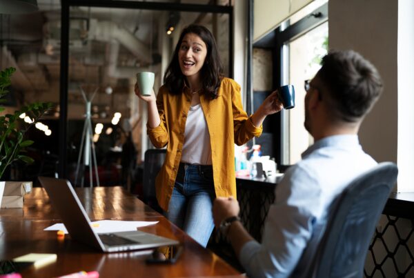 Kollegaer på kontoret drikker kaffe