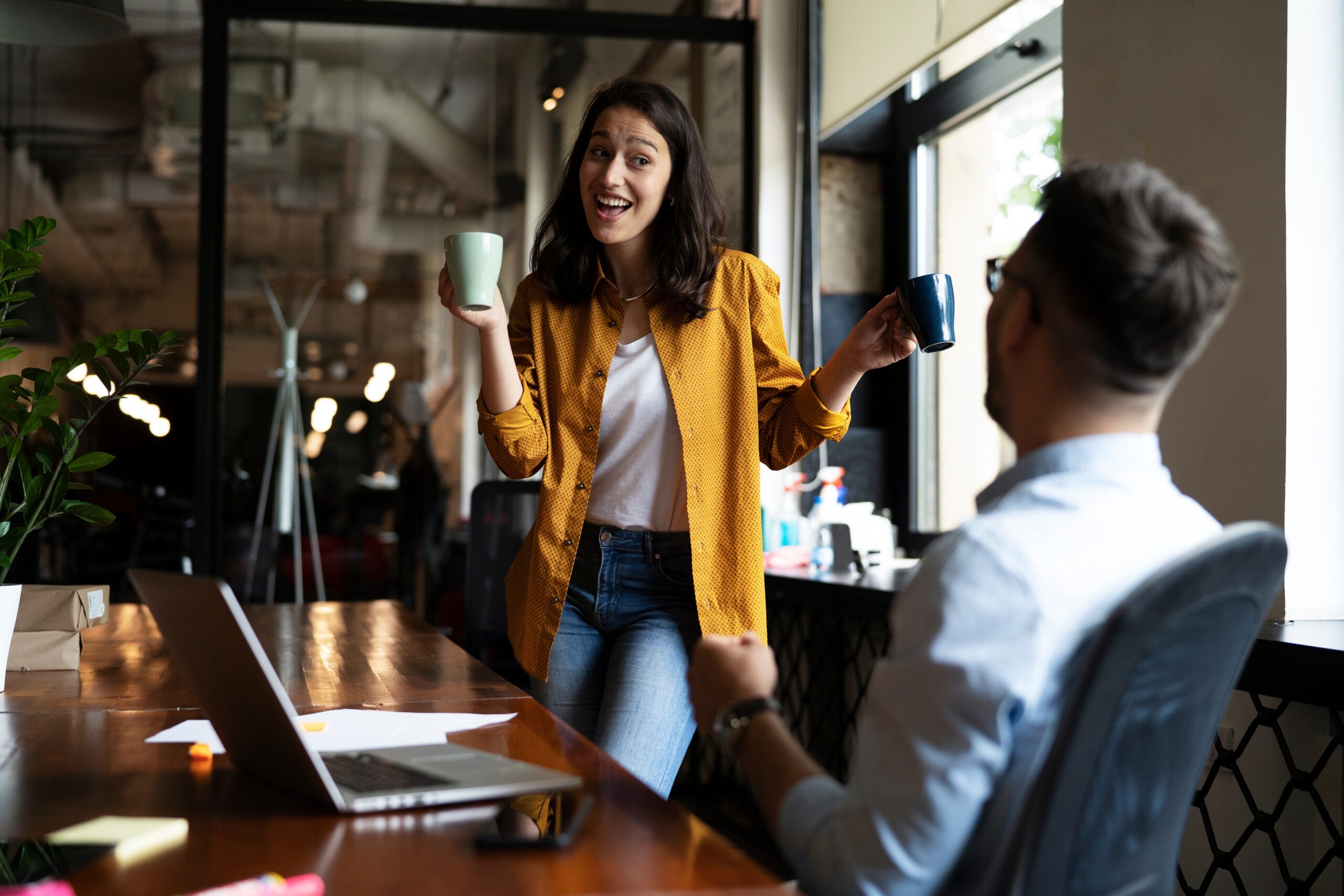Kollegaer på kontoret drikker kaffe