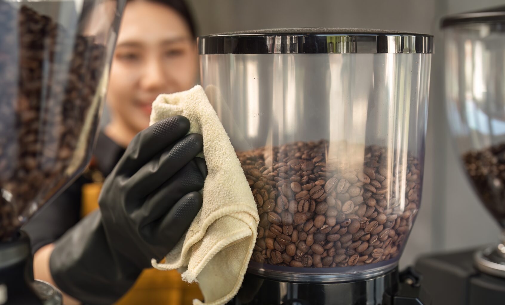 Dame vasker kaffe bønnebeholder