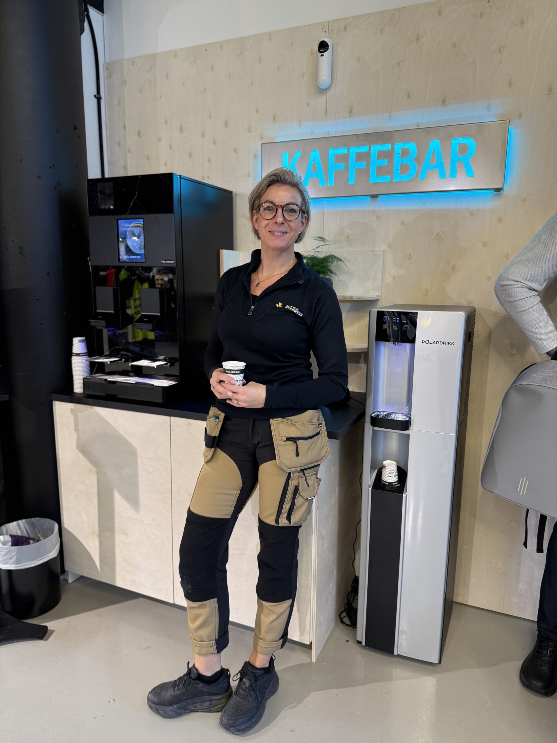 Better Workwear i Bergen - ansatt med kaffe fra Polardrikk